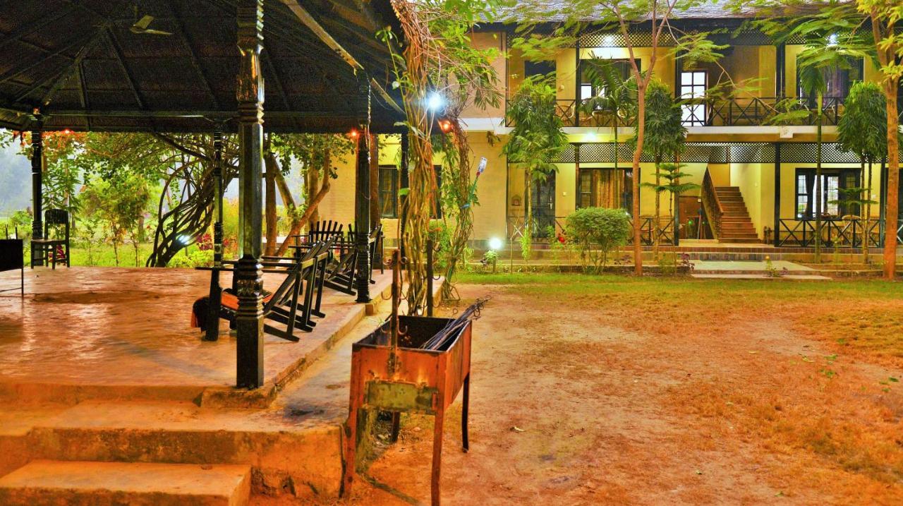 Hotel Parkside & Swimming Pool-Between Greenery And Azure ,Your Perfect Retreat Chitwan Eksteriør bilde