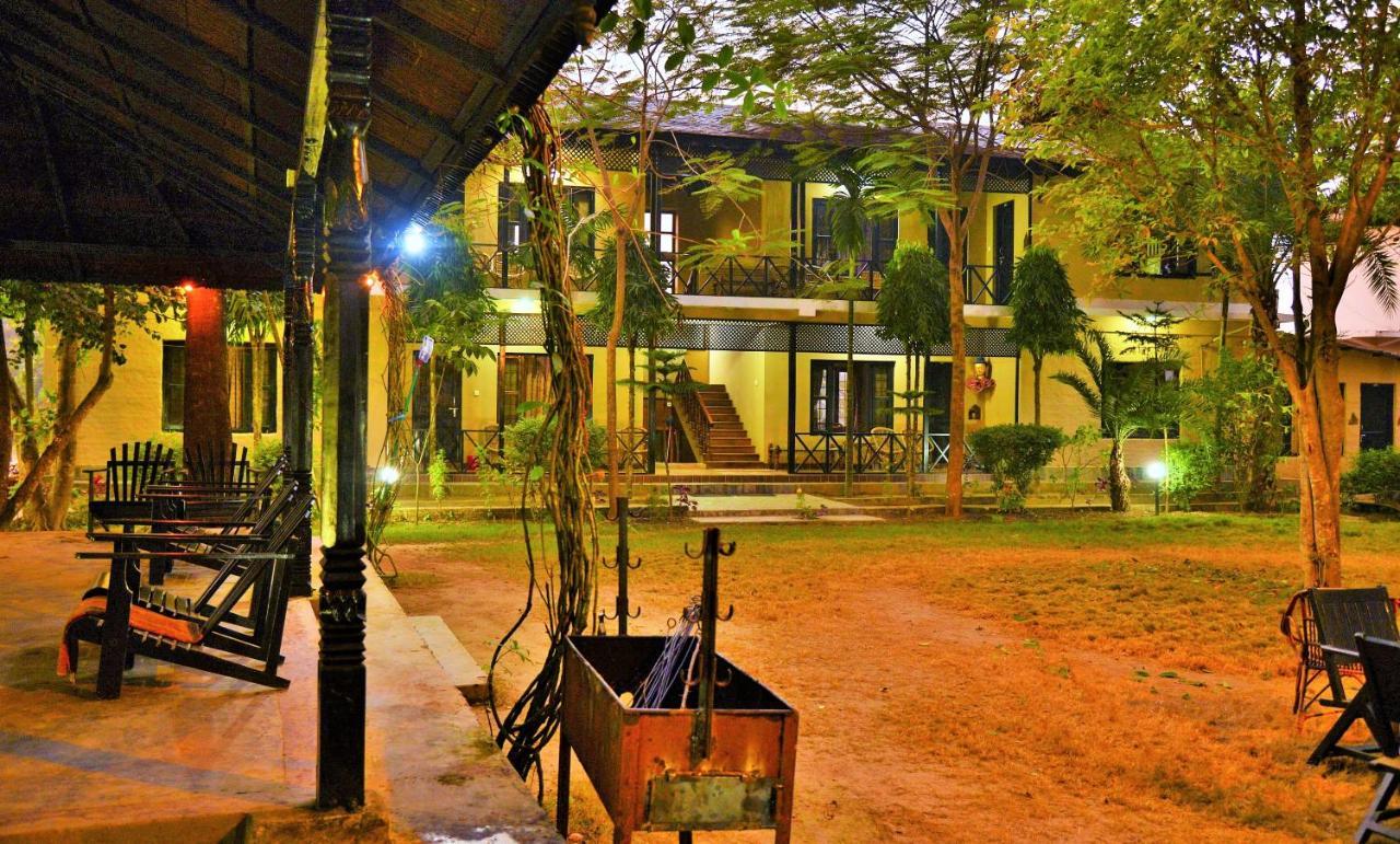 Hotel Parkside & Swimming Pool-Between Greenery And Azure ,Your Perfect Retreat Chitwan Eksteriør bilde