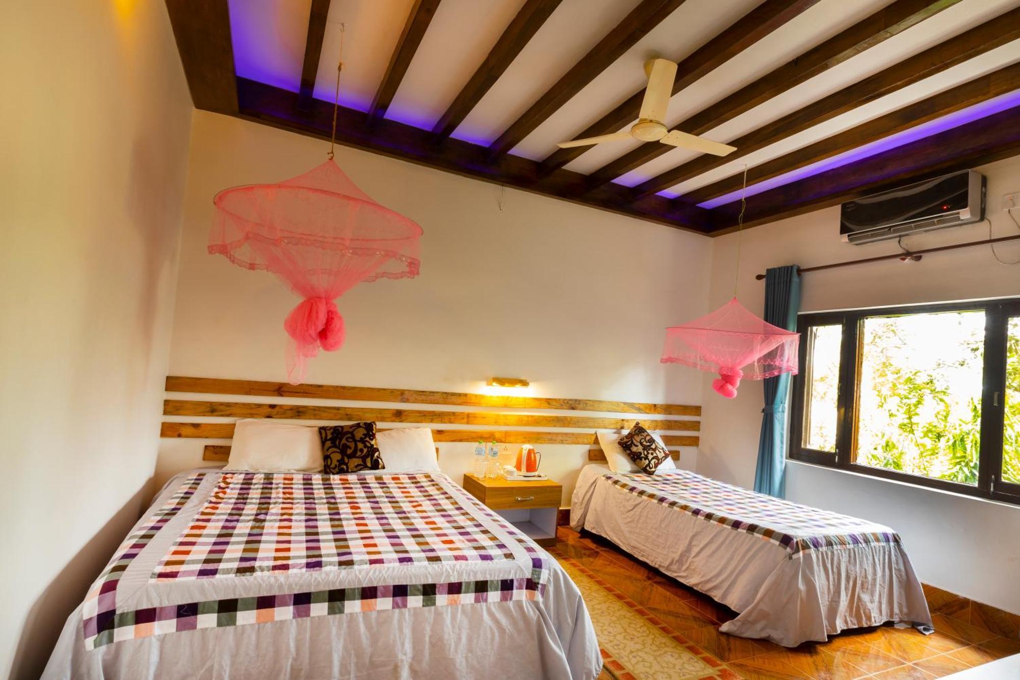 Hotel Parkside & Swimming Pool-Between Greenery And Azure ,Your Perfect Retreat Chitwan Eksteriør bilde