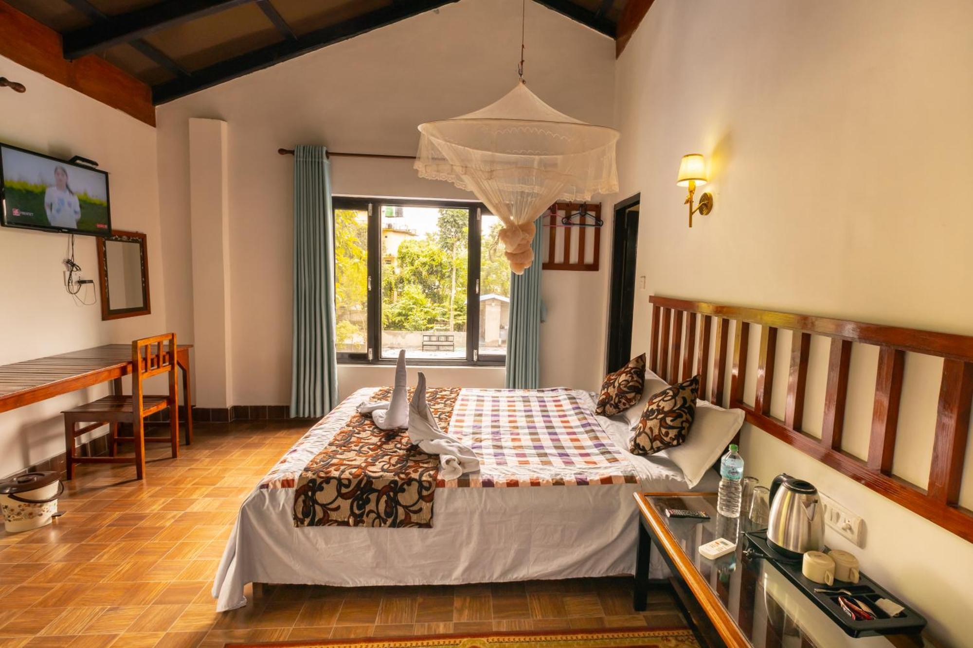 Hotel Parkside & Swimming Pool-Between Greenery And Azure ,Your Perfect Retreat Chitwan Eksteriør bilde