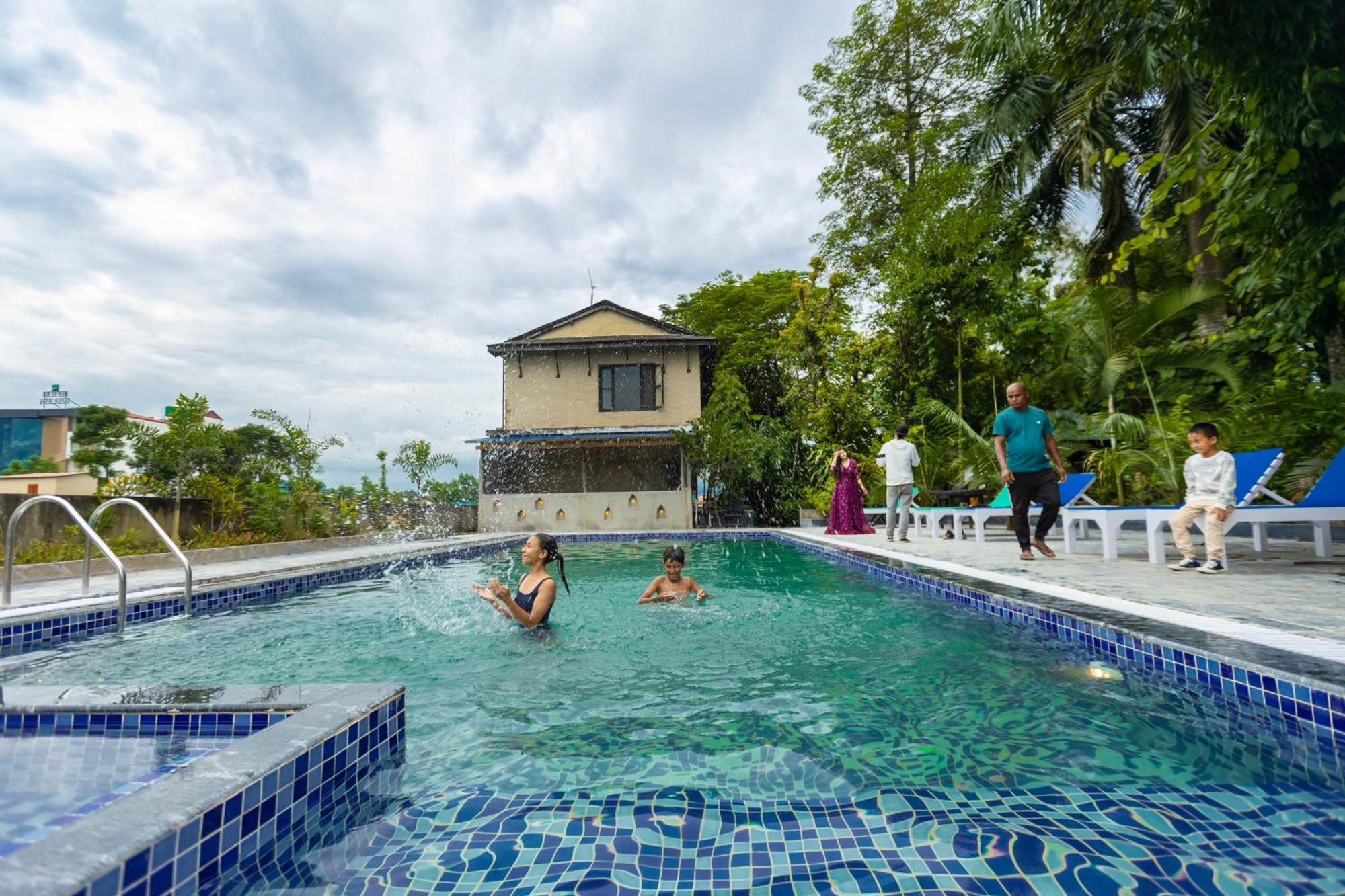 Hotel Parkside & Swimming Pool-Between Greenery And Azure ,Your Perfect Retreat Chitwan Eksteriør bilde