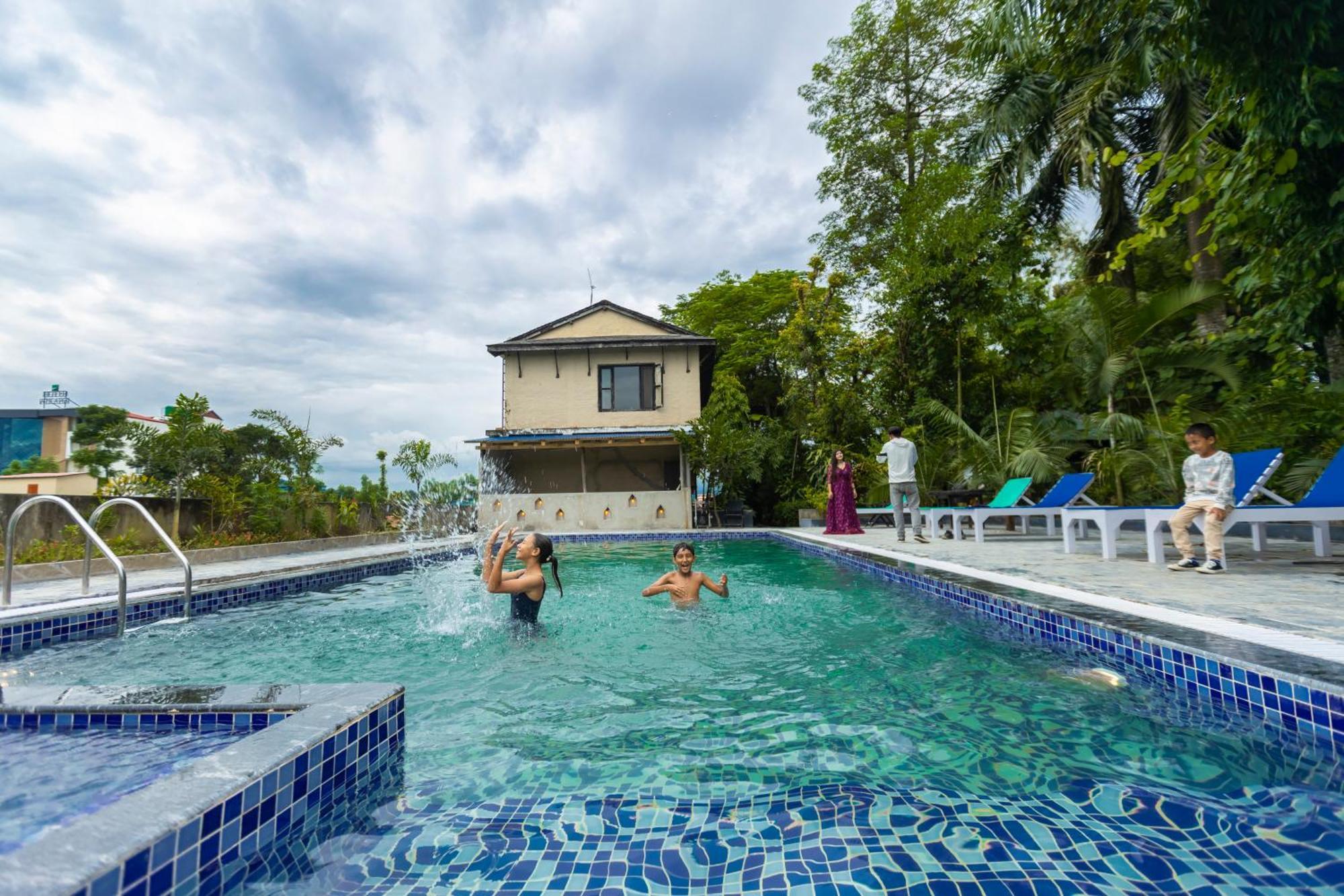Hotel Parkside & Swimming Pool-Between Greenery And Azure ,Your Perfect Retreat Chitwan Eksteriør bilde