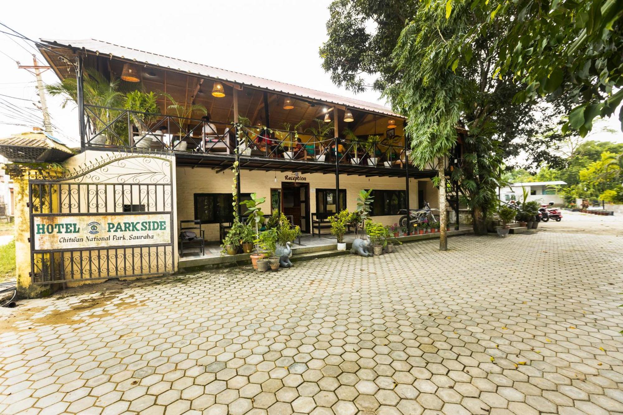 Hotel Parkside & Swimming Pool-Between Greenery And Azure ,Your Perfect Retreat Chitwan Eksteriør bilde