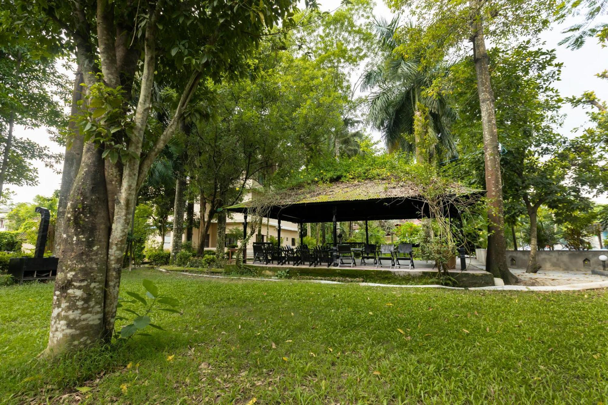 Hotel Parkside & Swimming Pool-Between Greenery And Azure ,Your Perfect Retreat Chitwan Eksteriør bilde