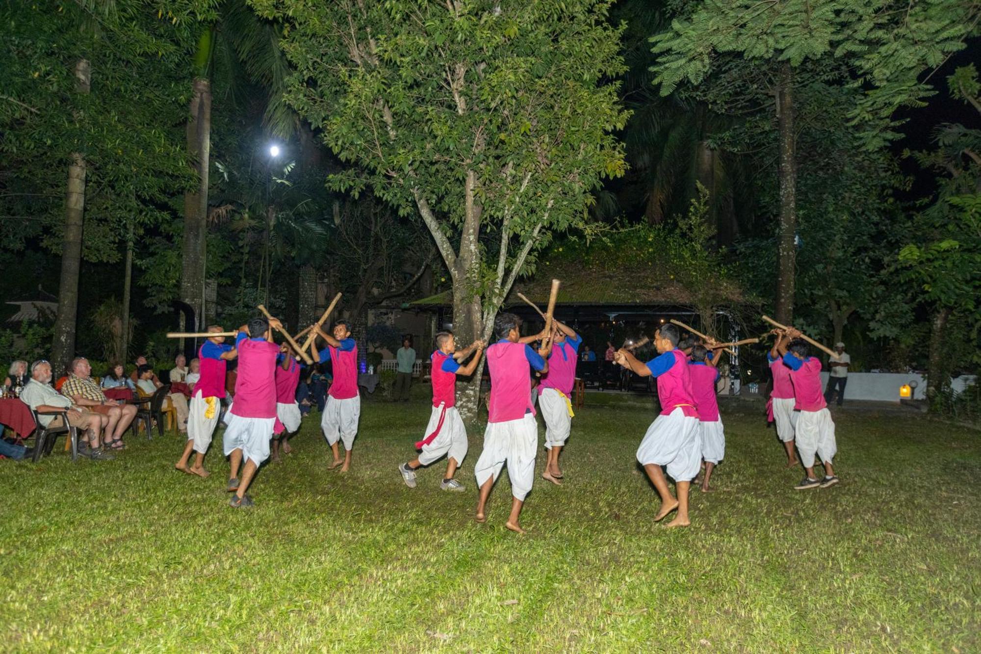 Hotel Parkside & Swimming Pool-Between Greenery And Azure ,Your Perfect Retreat Chitwan Eksteriør bilde