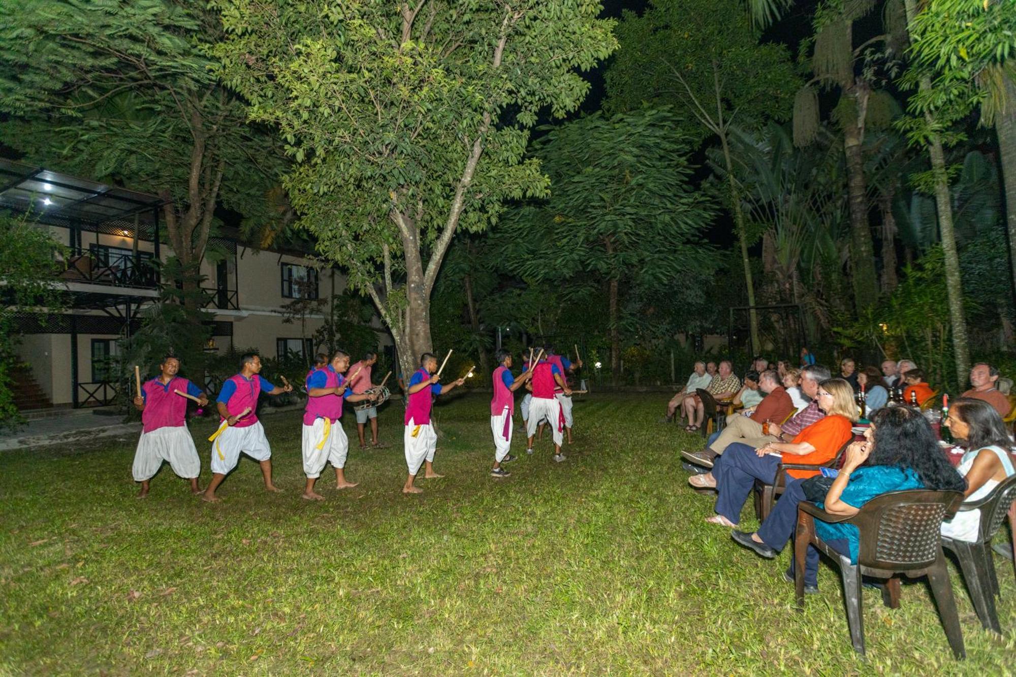Hotel Parkside & Swimming Pool-Between Greenery And Azure ,Your Perfect Retreat Chitwan Eksteriør bilde