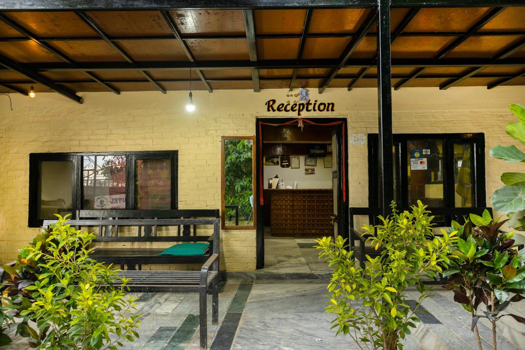 Hotel Parkside & Swimming Pool-Between Greenery And Azure ,Your Perfect Retreat Chitwan Eksteriør bilde