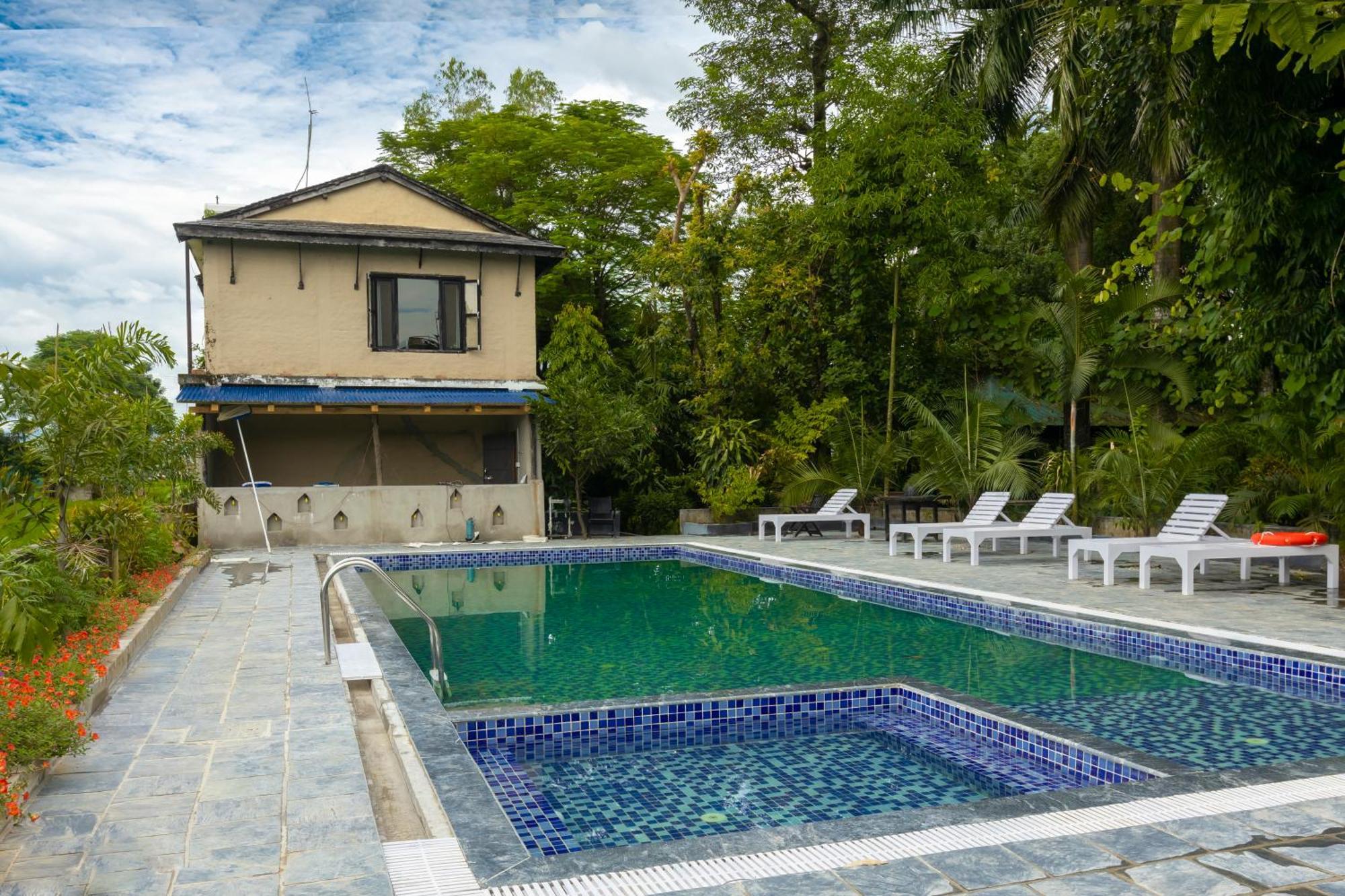Hotel Parkside & Swimming Pool-Between Greenery And Azure ,Your Perfect Retreat Chitwan Eksteriør bilde
