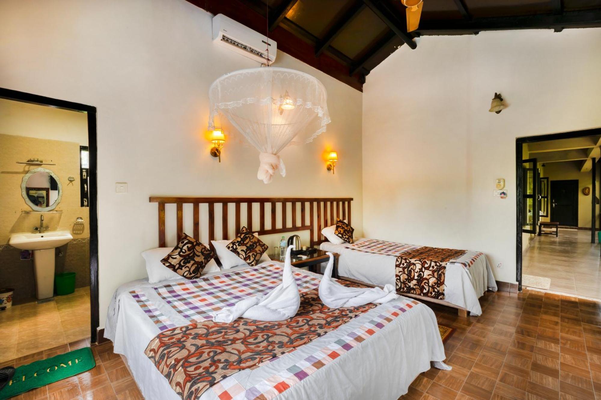 Hotel Parkside & Swimming Pool-Between Greenery And Azure ,Your Perfect Retreat Chitwan Eksteriør bilde