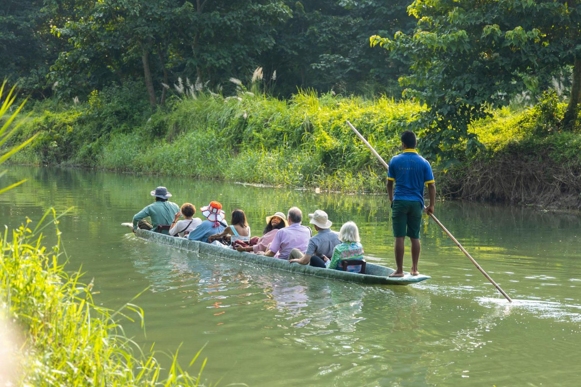 Hotel Parkside & Swimming Pool-Between Greenery And Azure ,Your Perfect Retreat Chitwan Eksteriør bilde