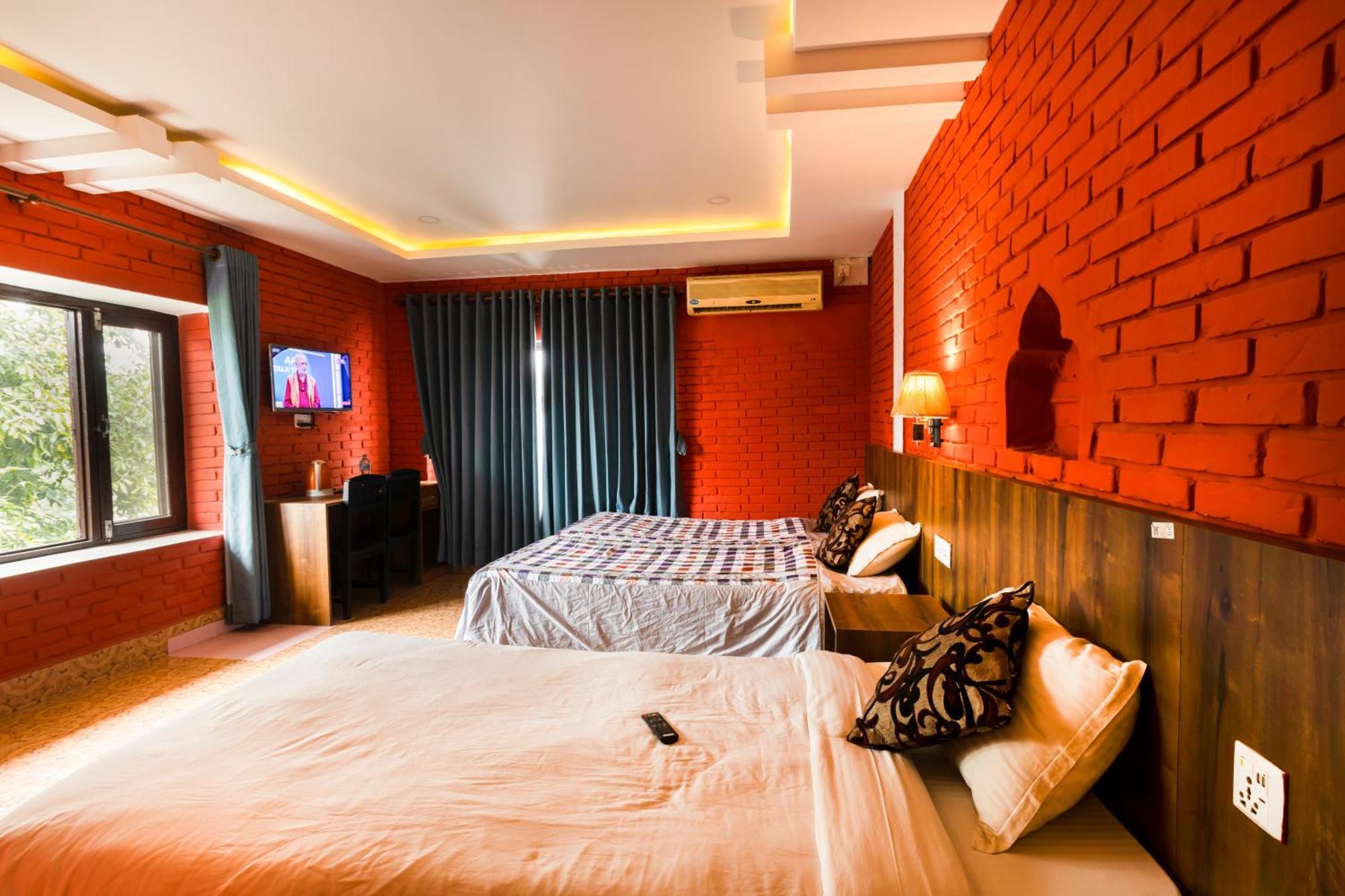 Hotel Parkside & Swimming Pool-Between Greenery And Azure ,Your Perfect Retreat Chitwan Eksteriør bilde