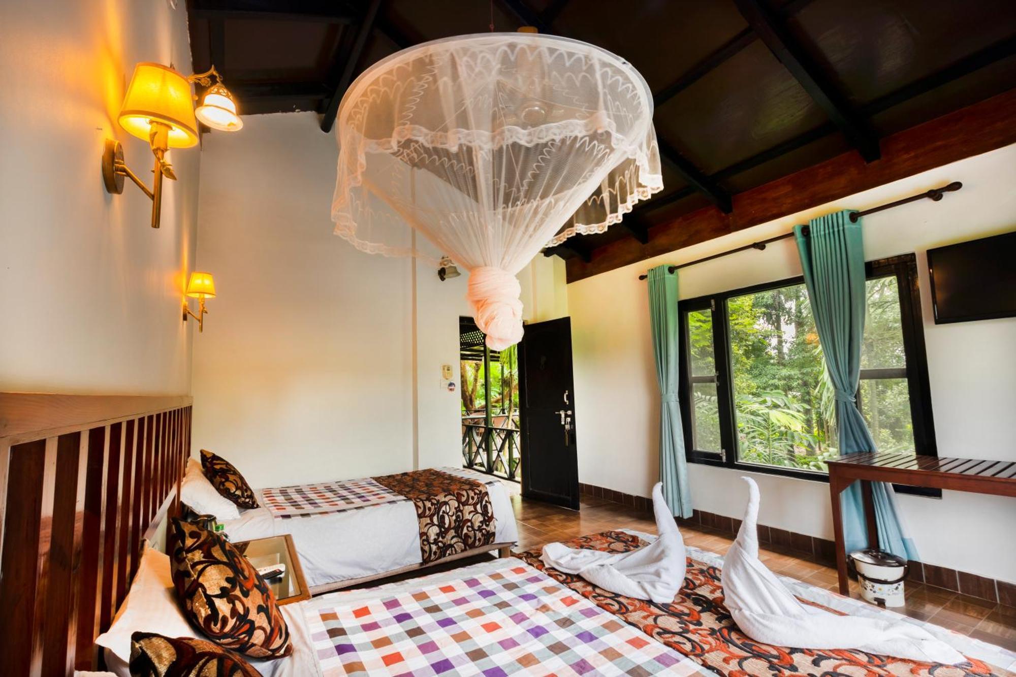 Hotel Parkside & Swimming Pool-Between Greenery And Azure ,Your Perfect Retreat Chitwan Eksteriør bilde