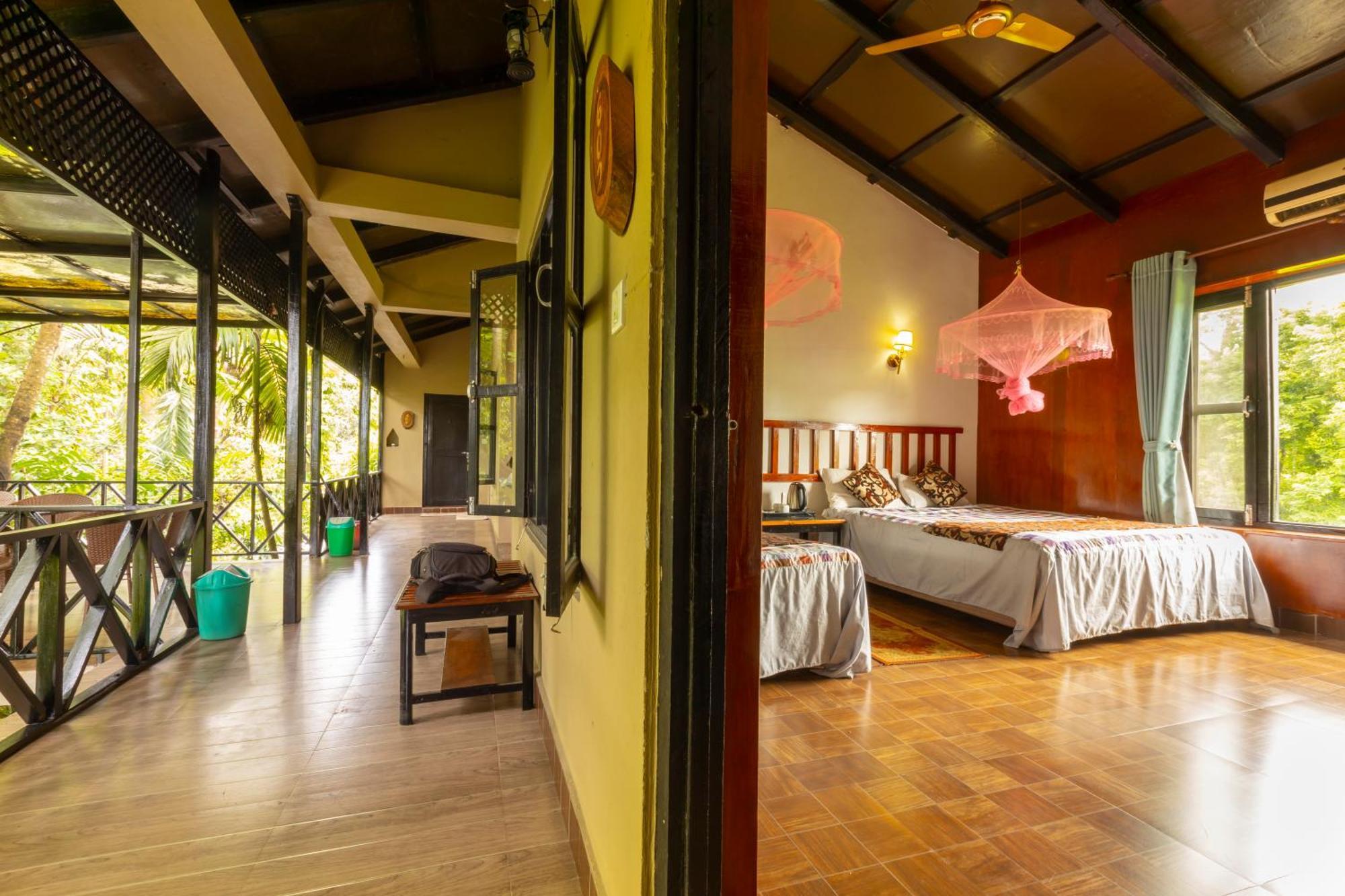 Hotel Parkside & Swimming Pool-Between Greenery And Azure ,Your Perfect Retreat Chitwan Eksteriør bilde