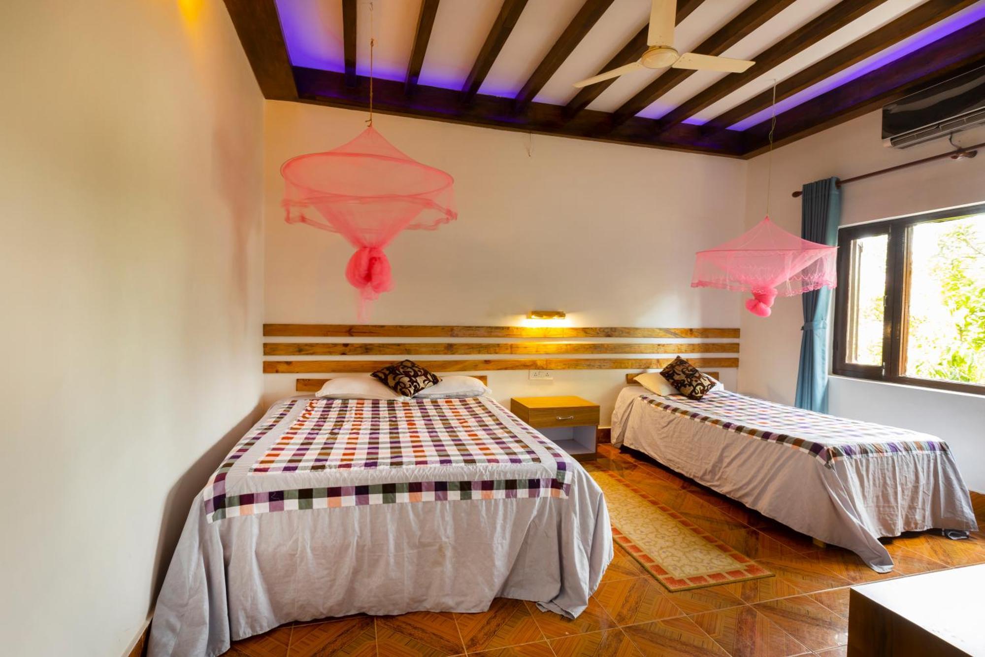 Hotel Parkside & Swimming Pool-Between Greenery And Azure ,Your Perfect Retreat Chitwan Eksteriør bilde