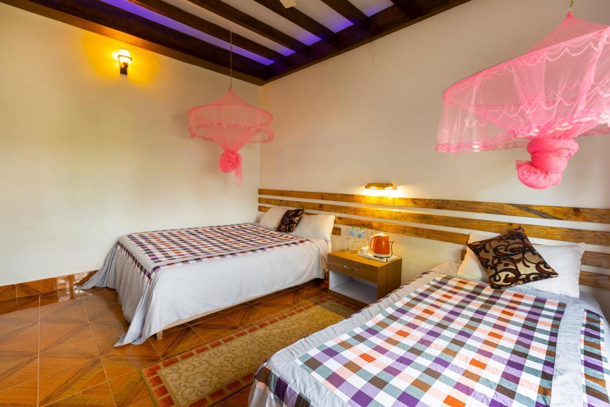 Hotel Parkside & Swimming Pool-Between Greenery And Azure ,Your Perfect Retreat Chitwan Eksteriør bilde