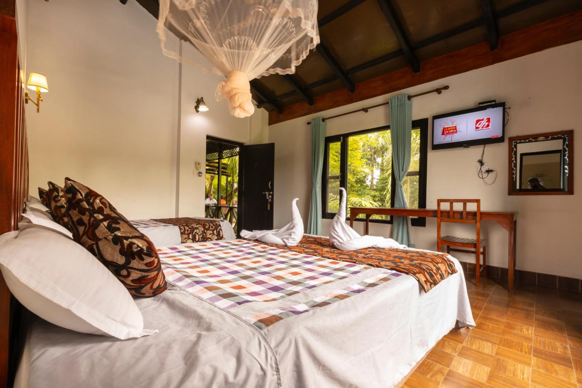 Hotel Parkside & Swimming Pool-Between Greenery And Azure ,Your Perfect Retreat Chitwan Eksteriør bilde