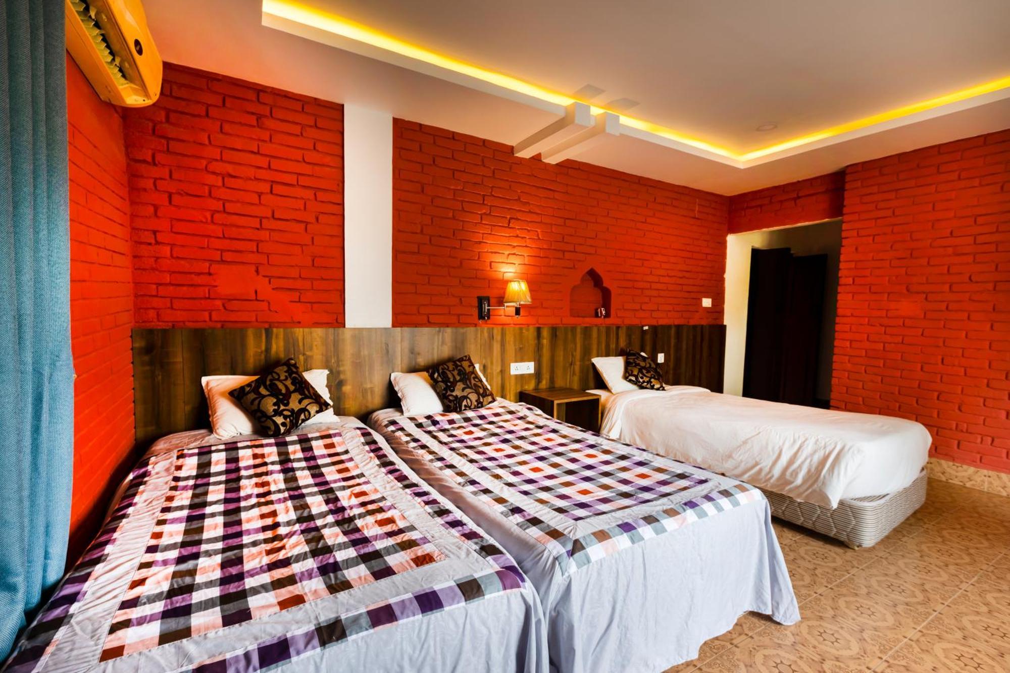 Hotel Parkside & Swimming Pool-Between Greenery And Azure ,Your Perfect Retreat Chitwan Eksteriør bilde