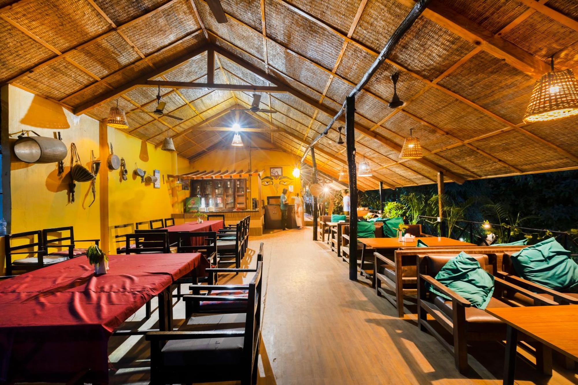 Hotel Parkside & Swimming Pool-Between Greenery And Azure ,Your Perfect Retreat Chitwan Eksteriør bilde