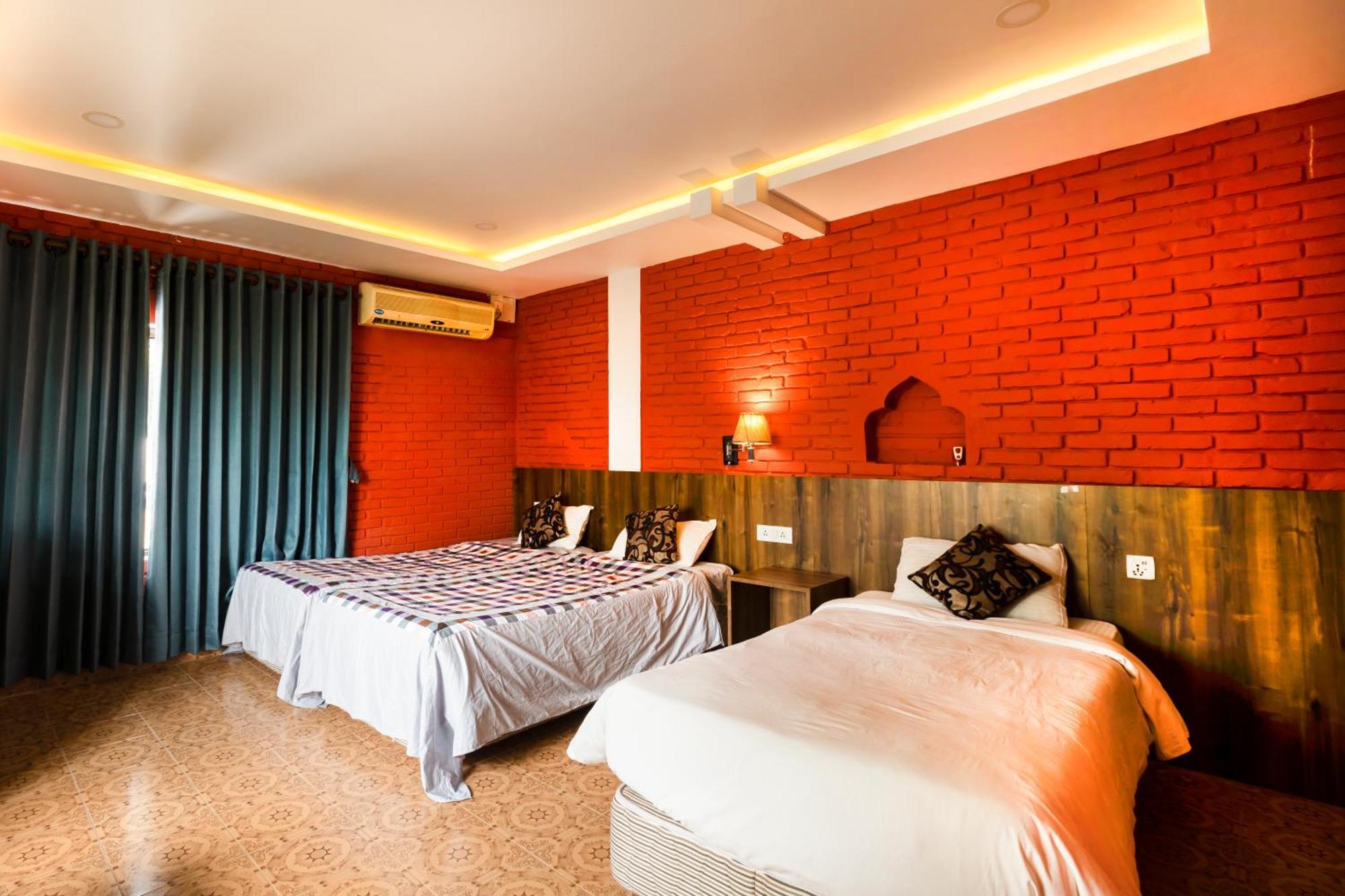 Hotel Parkside & Swimming Pool-Between Greenery And Azure ,Your Perfect Retreat Chitwan Eksteriør bilde
