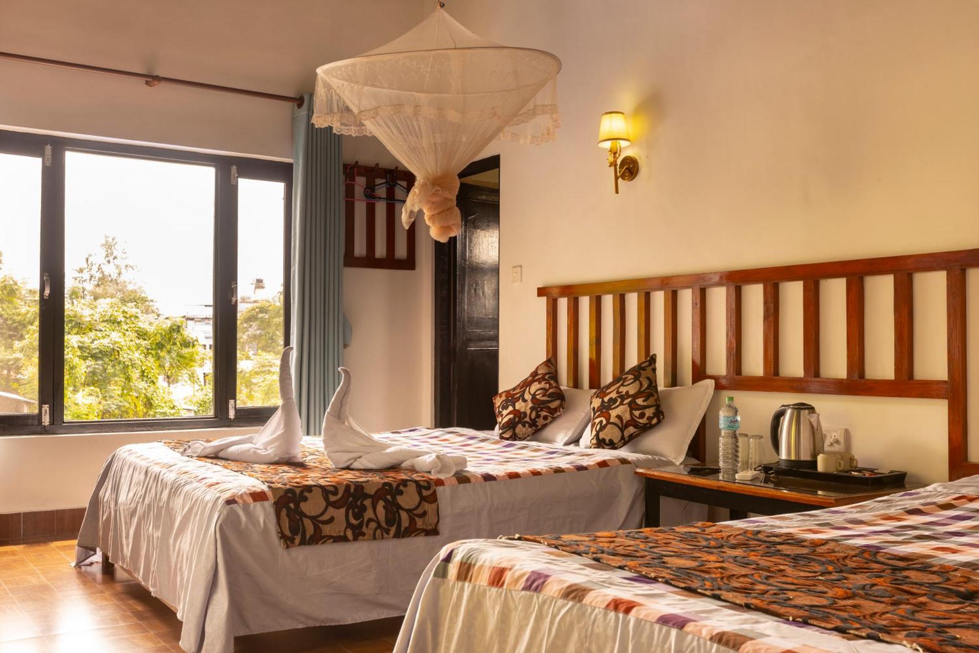 Hotel Parkside & Swimming Pool-Between Greenery And Azure ,Your Perfect Retreat Chitwan Eksteriør bilde