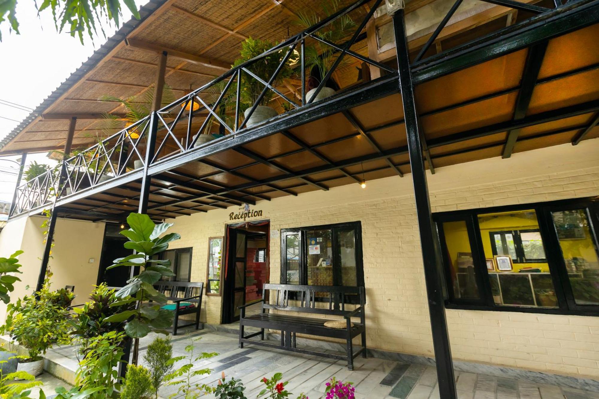 Hotel Parkside & Swimming Pool-Between Greenery And Azure ,Your Perfect Retreat Chitwan Eksteriør bilde