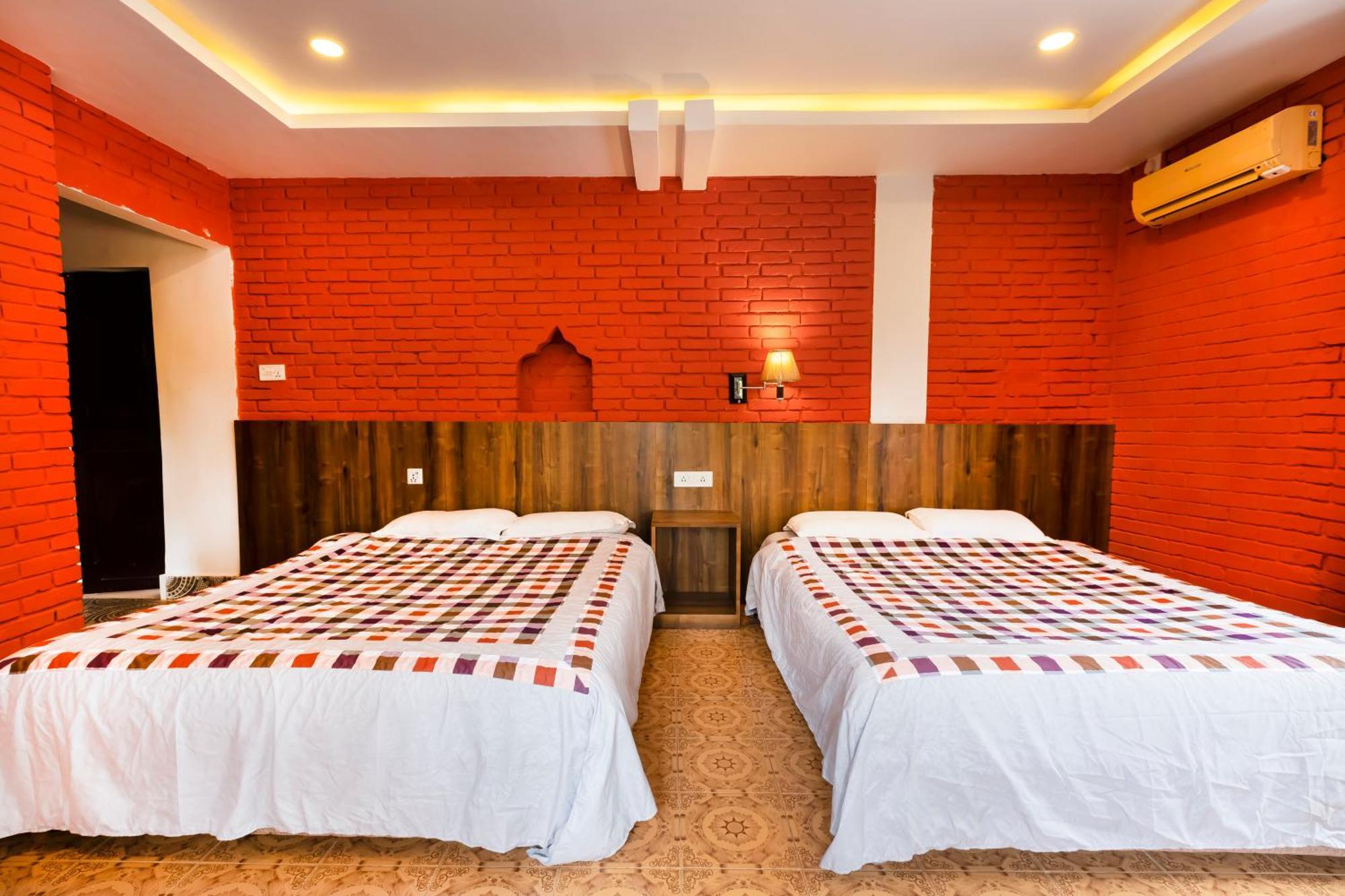 Hotel Parkside & Swimming Pool-Between Greenery And Azure ,Your Perfect Retreat Chitwan Eksteriør bilde