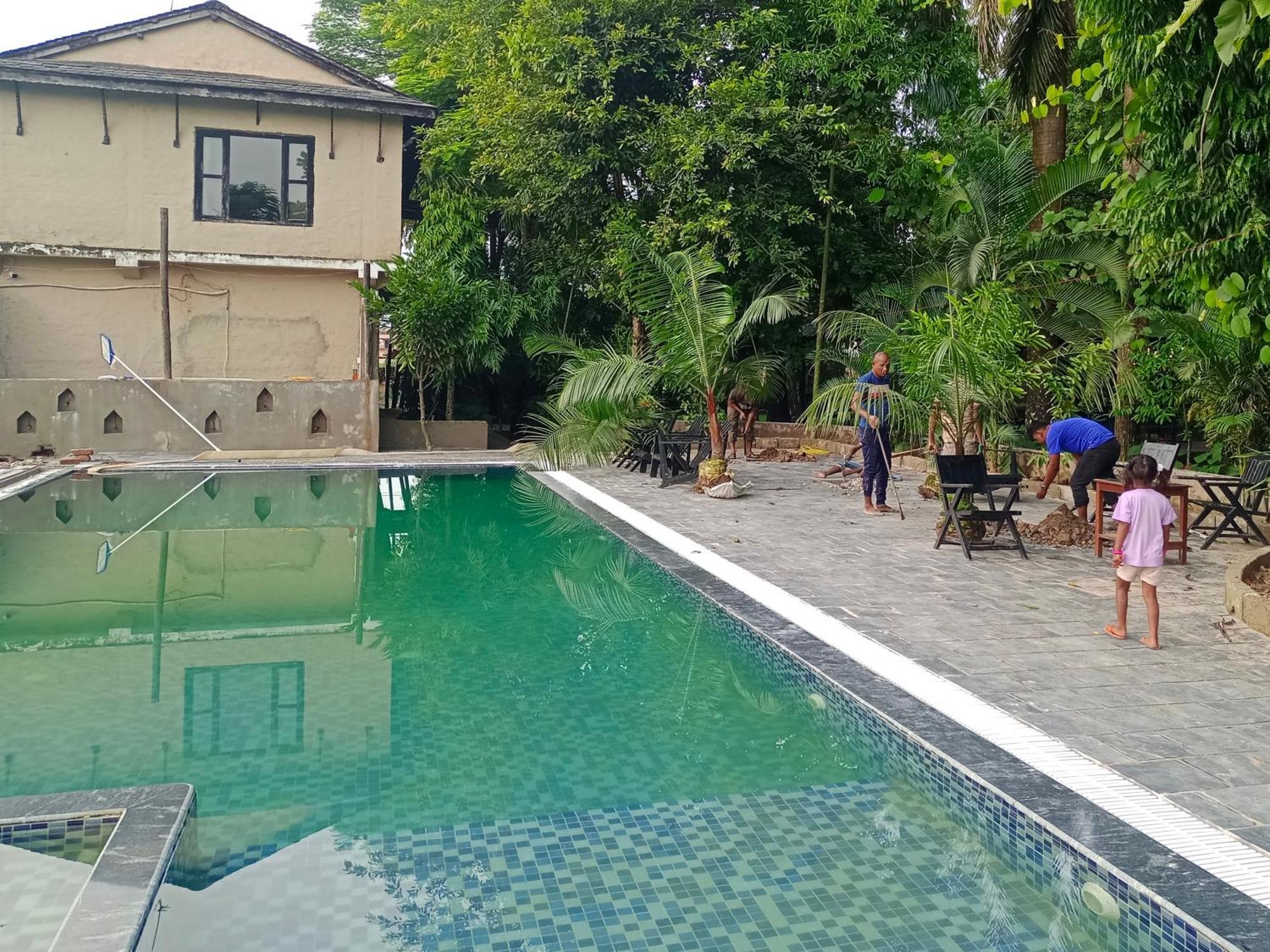 Hotel Parkside & Swimming Pool-Between Greenery And Azure ,Your Perfect Retreat Chitwan Eksteriør bilde
