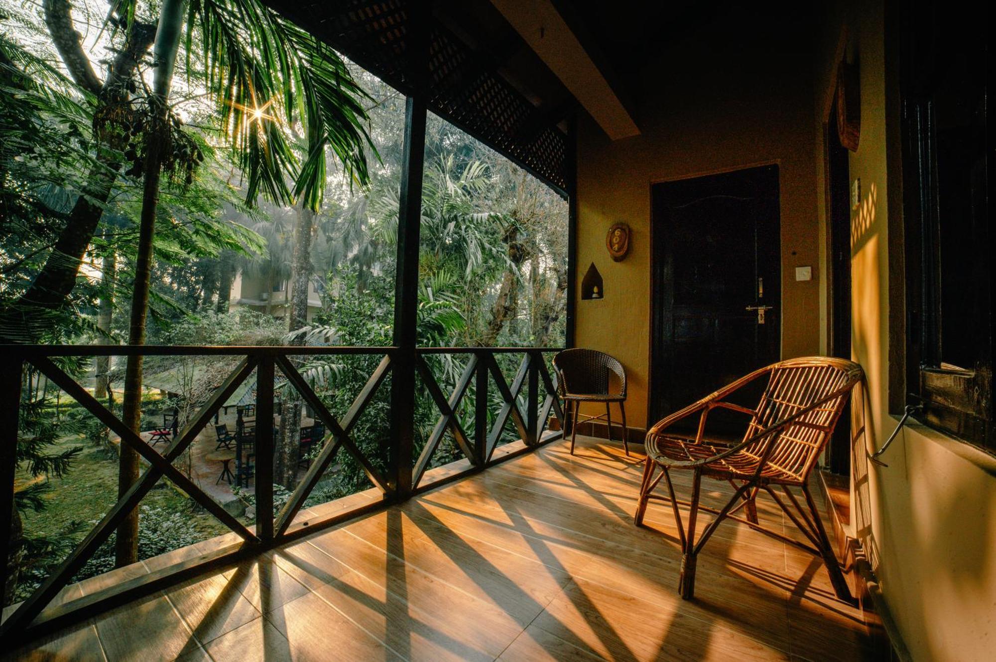 Hotel Parkside & Swimming Pool-Between Greenery And Azure ,Your Perfect Retreat Chitwan Eksteriør bilde