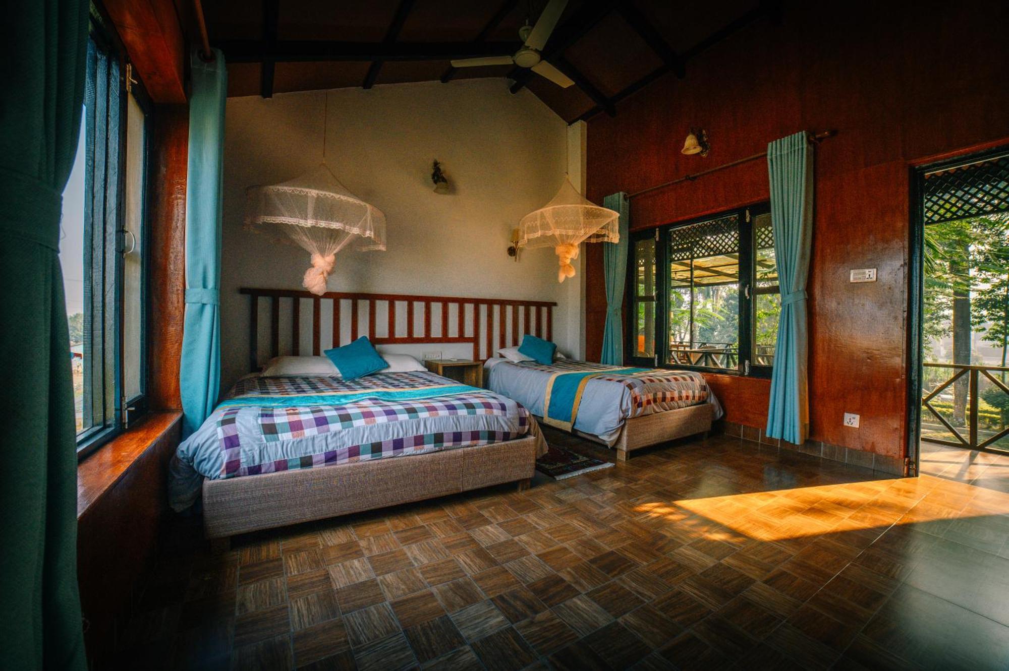 Hotel Parkside & Swimming Pool-Between Greenery And Azure ,Your Perfect Retreat Chitwan Eksteriør bilde