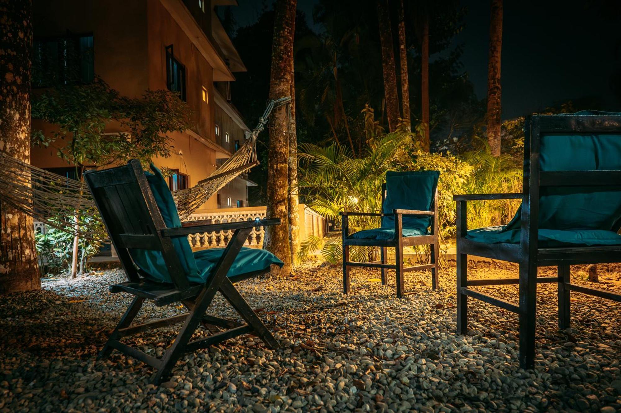 Hotel Parkside & Swimming Pool-Between Greenery And Azure ,Your Perfect Retreat Chitwan Eksteriør bilde