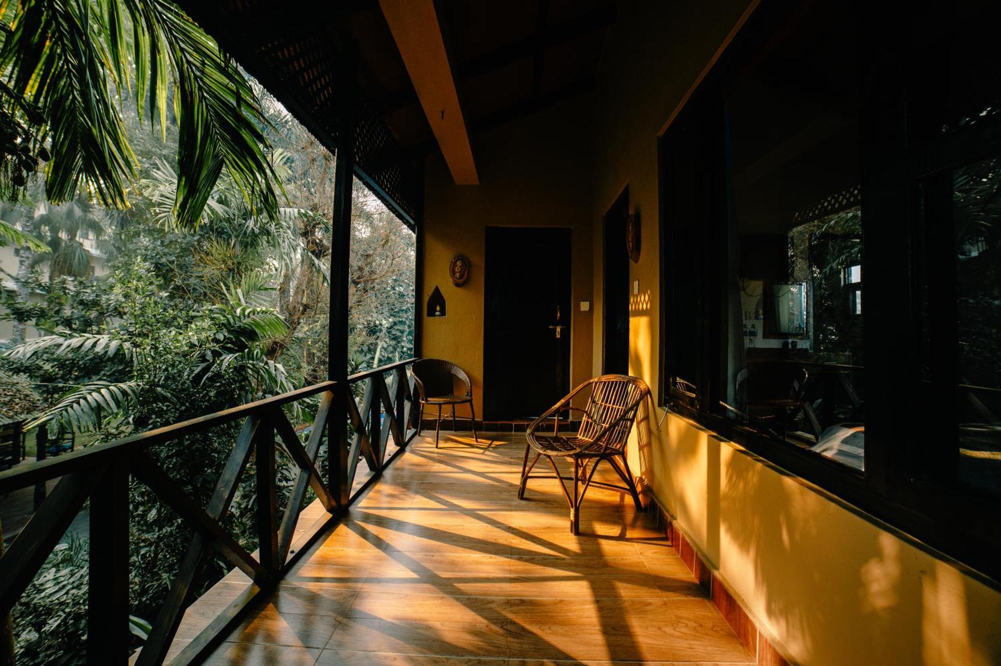 Hotel Parkside & Swimming Pool-Between Greenery And Azure ,Your Perfect Retreat Chitwan Eksteriør bilde