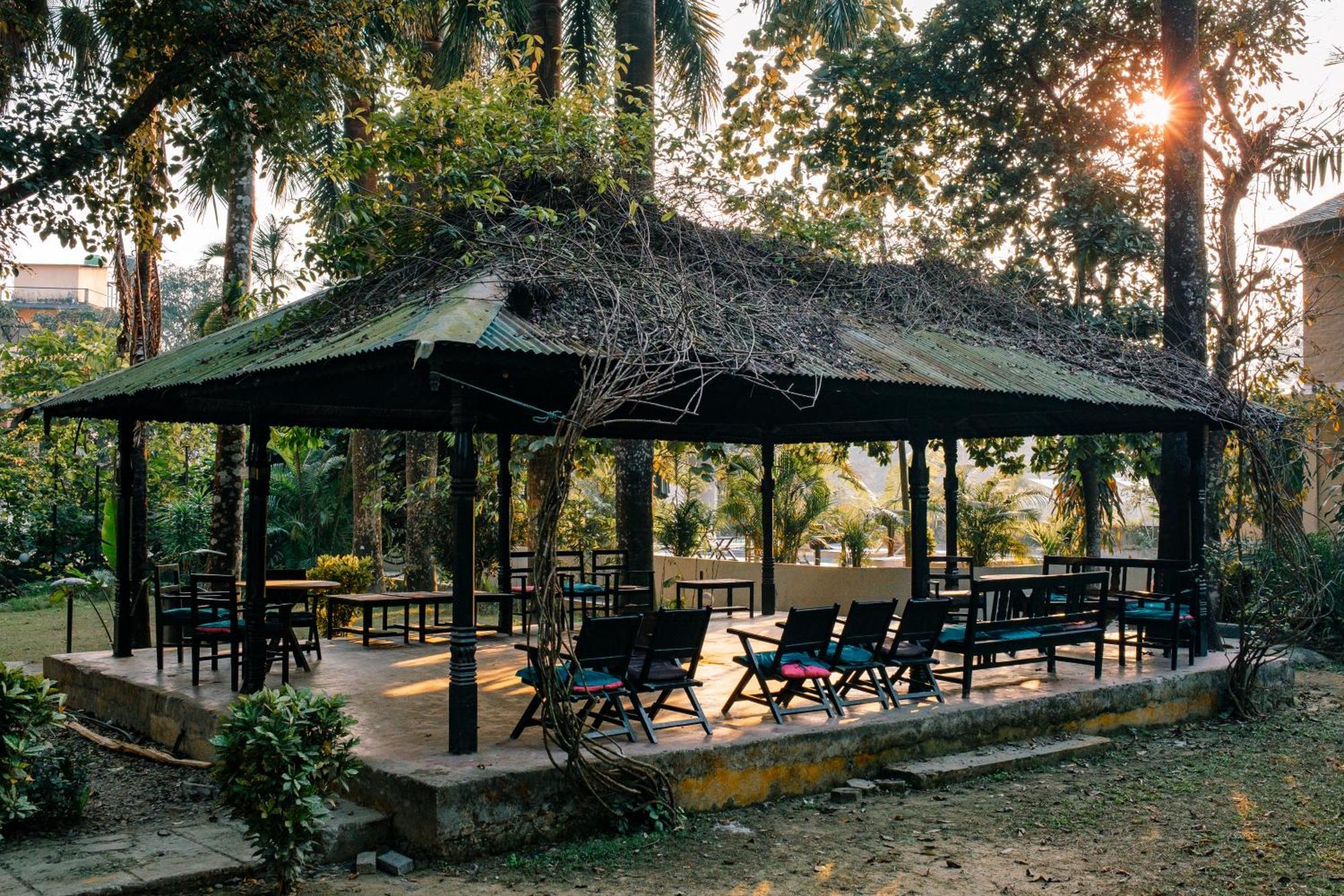 Hotel Parkside & Swimming Pool-Between Greenery And Azure ,Your Perfect Retreat Chitwan Eksteriør bilde