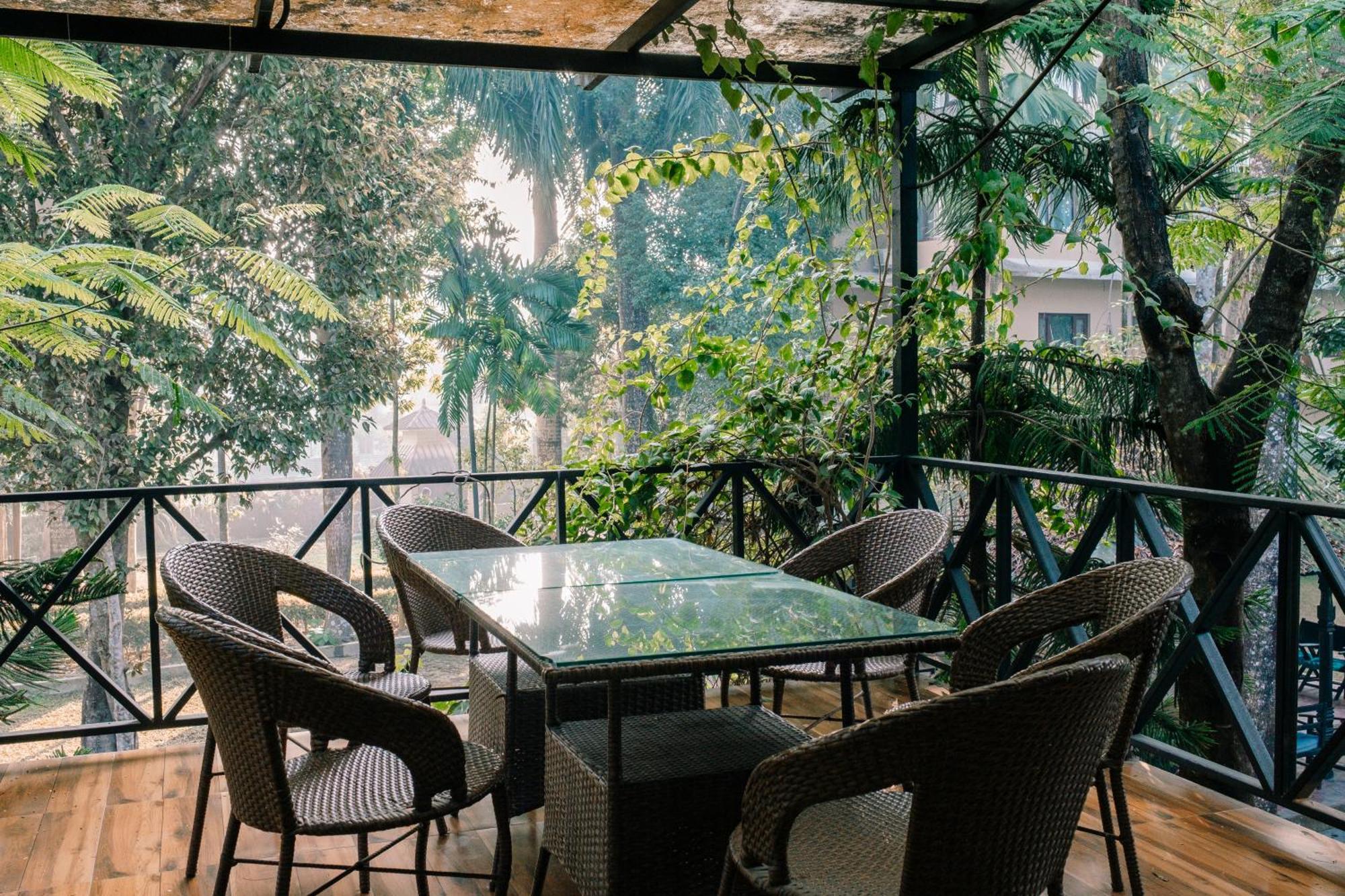 Hotel Parkside & Swimming Pool-Between Greenery And Azure ,Your Perfect Retreat Chitwan Eksteriør bilde