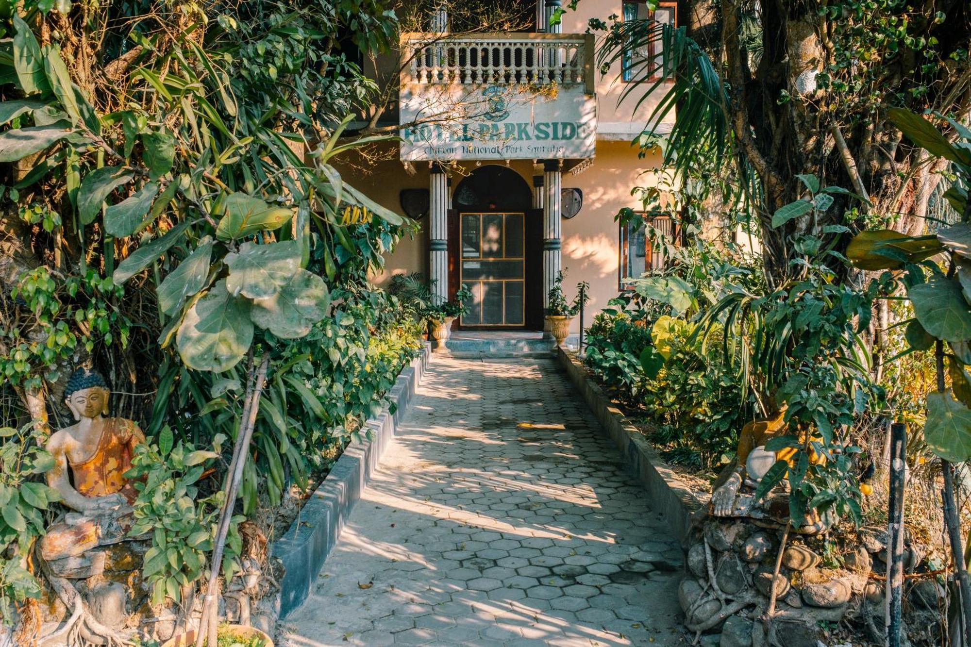Hotel Parkside & Swimming Pool-Between Greenery And Azure ,Your Perfect Retreat Chitwan Eksteriør bilde