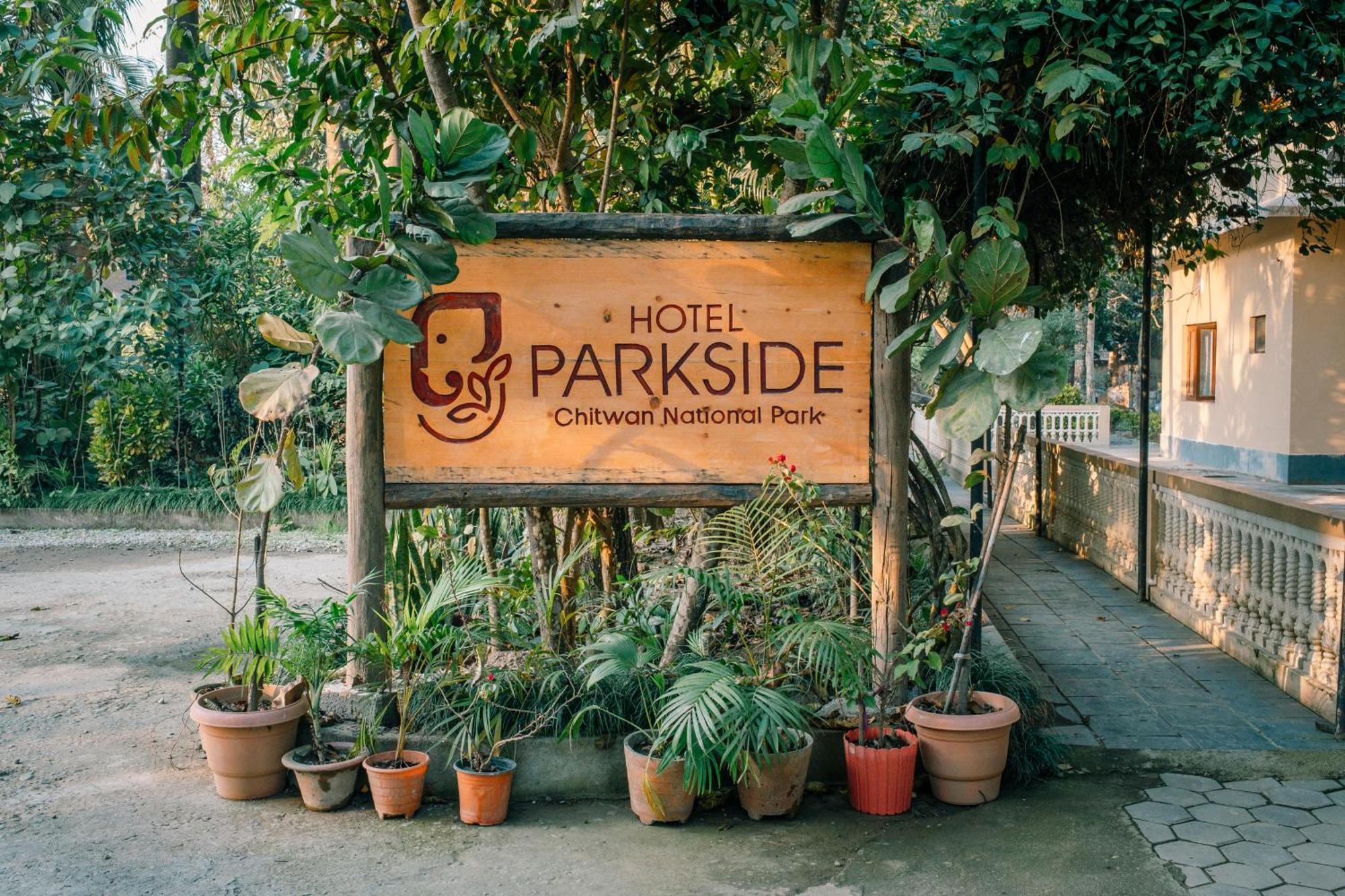 Hotel Parkside & Swimming Pool-Between Greenery And Azure ,Your Perfect Retreat Chitwan Eksteriør bilde