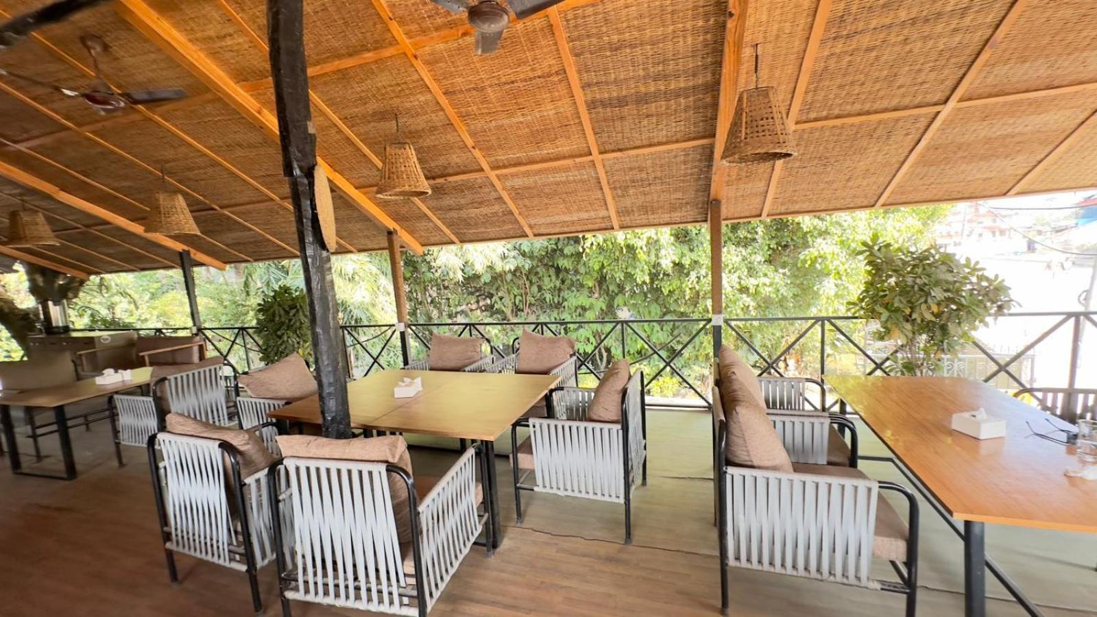 Hotel Parkside & Swimming Pool-Between Greenery And Azure ,Your Perfect Retreat Chitwan Eksteriør bilde