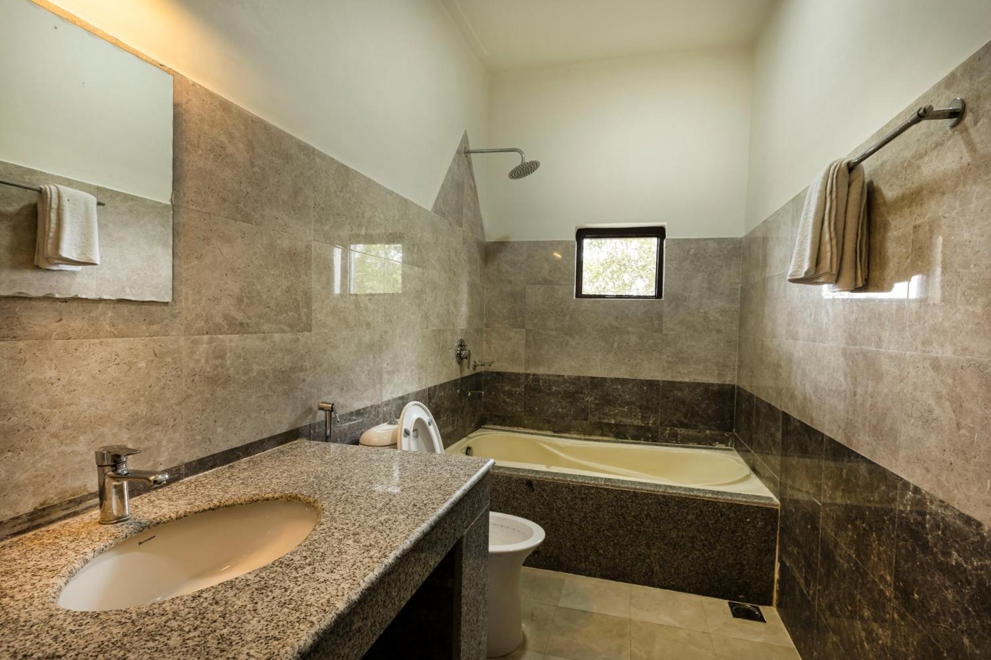 Hotel Parkside & Swimming Pool-Between Greenery And Azure ,Your Perfect Retreat Chitwan Eksteriør bilde