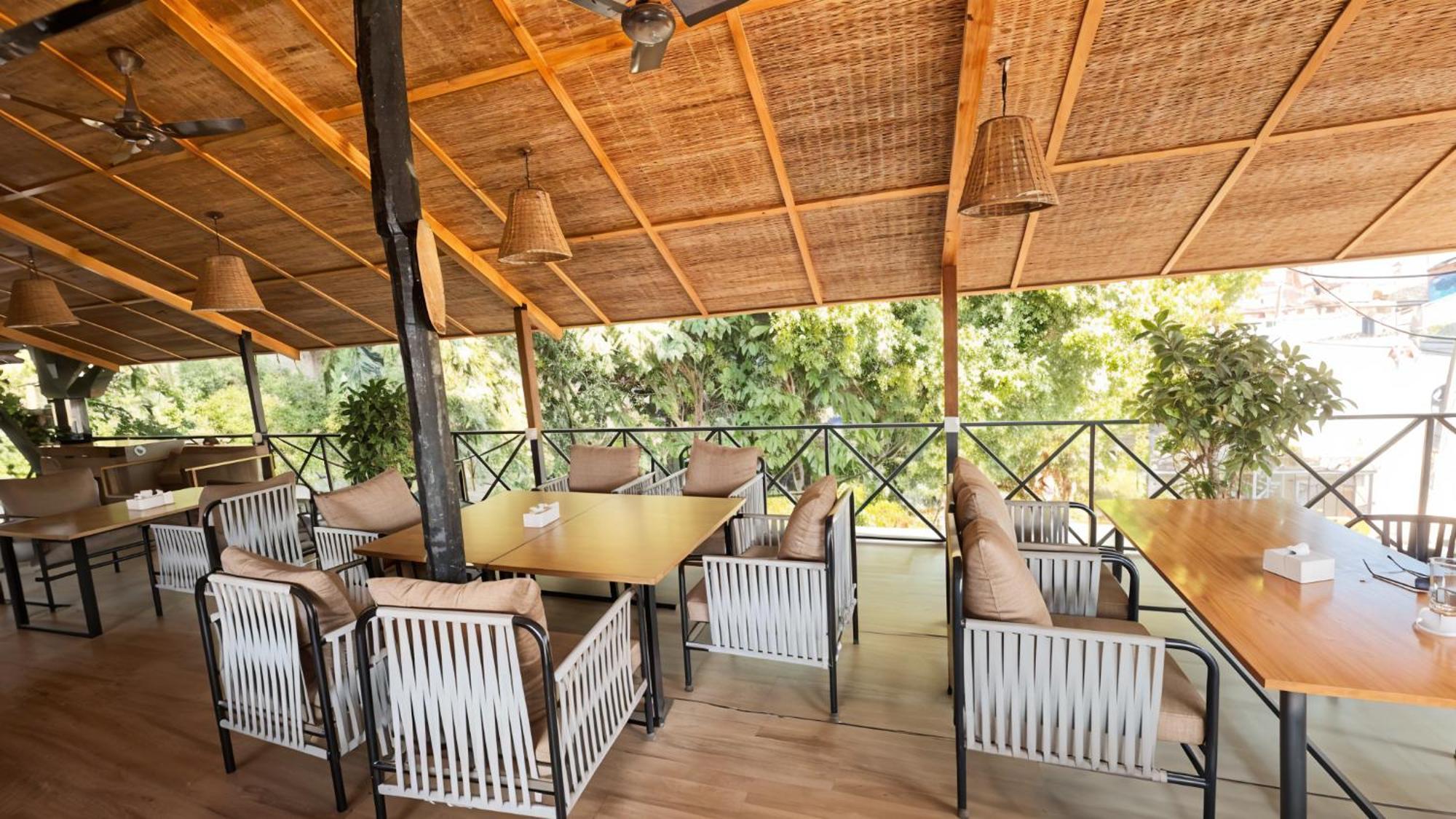 Hotel Parkside & Swimming Pool-Between Greenery And Azure ,Your Perfect Retreat Chitwan Eksteriør bilde