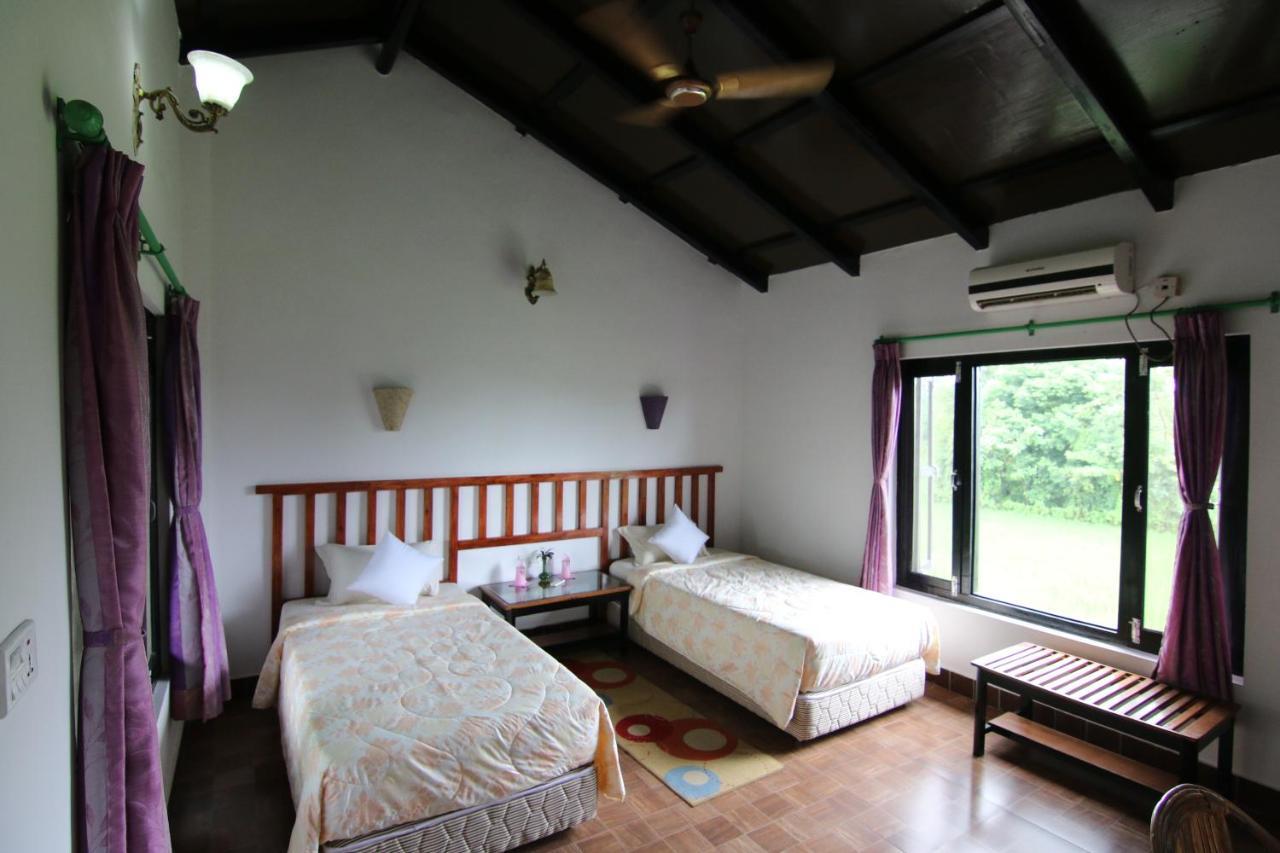 Hotel Parkside & Swimming Pool-Between Greenery And Azure ,Your Perfect Retreat Chitwan Eksteriør bilde